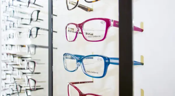 Różowe i niebieskie okulary Dolce & Gabbana na wystawie. Sprawdź, czy przysługuje Ci dofinansowanie do okularów NFZ.