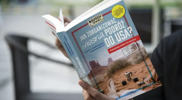 Przewodnik "Jak zorganizować własną podróż do USA?" z widokiem na pustynię i kawę. Idealny na wyjazd do USA.