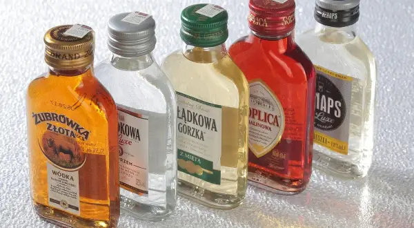 Małe butelki wódki: Żubrówka Złota, Łądkowa Gorzka, Soplica Malinowa i Znaps. Co to jest małpka wódki? To właśnie takie miniaturowe buteleczki.