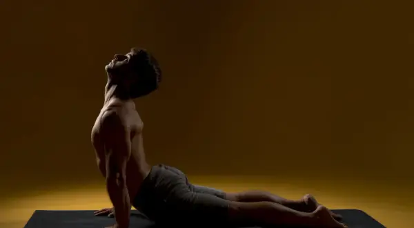 Joga a kalorie: ile spalisz? Dynamiczne style vs. relaks