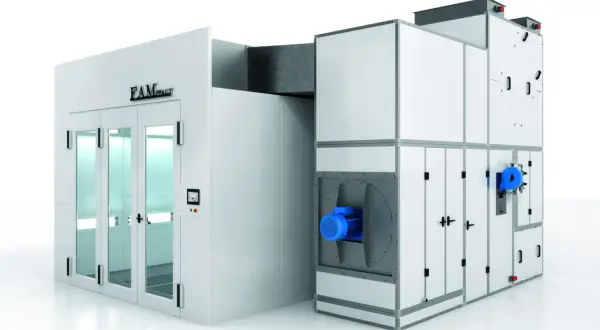 Cabina di verniciatura carrozzeria moderna, con porte in vetro, pannello di controllo e unità di ventilazione esterna.