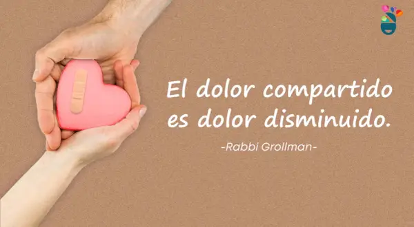 Manos sostienen un corazón rosa con una curita, transmitiendo la idea de que el dolor compartido es dolor disminuido.