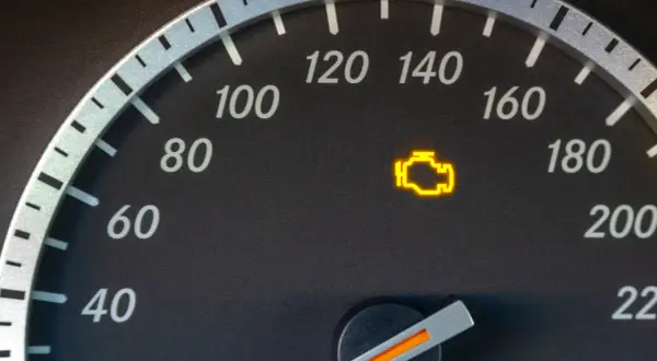 Kontrolka silnika świeci się, sygnalizując potencjalny za wczesny zapłon w dieslu objawy. Czas sprawdzić auto.
