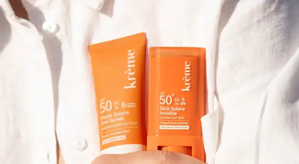 Deux produits solaires Krème SPF 50, un fluide et un stick, pour une protection optimale. Combien de temps pour une peau protégée ?