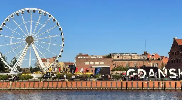 Ett stort pariserhjul och texten "GDANSK" syns vid vattnet. En fin plats att se i Gdansk.