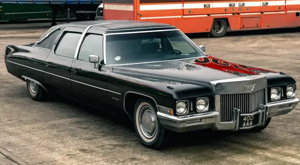 Svart Cadillac Fleetwood från 70-talet, en imponerande amerikansk klassiker med kromdetaljer och vinyltak.
