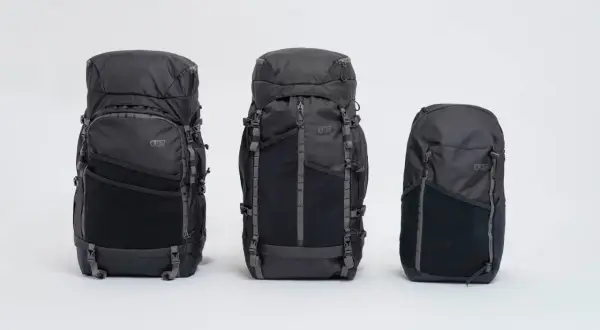Trois sacs à dos noirs de tailles différentes, du plus grand au plus petit, alignés sur fond blanc. Le **taille sac à dos** varie pour s'adapter à tous les besoins.