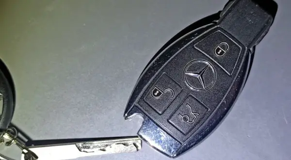 Jak wymienić baterie w kluczyku Mercedes - uniknij kosztownych napraw