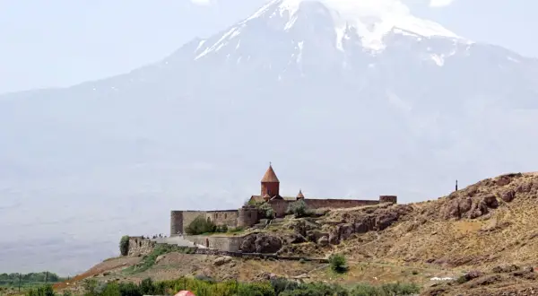 Khor Virap, z majestatycznym Araratem w tle, to miejsce kluczowe dla historii Armenii.