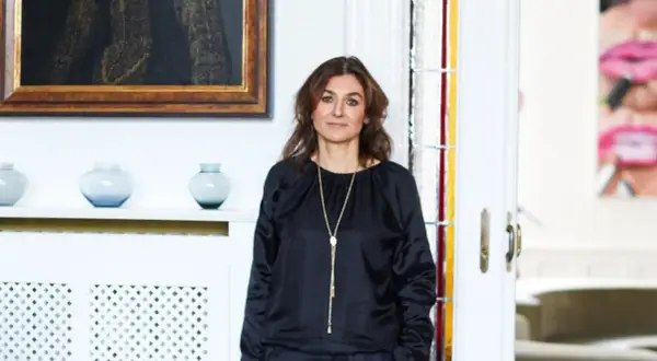 Ekspertka od sztuki w eleganckim wnętrzu, podpowiada, w jakie dzieła sztuki inwestować.
