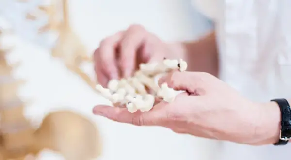 Osteoporoza: do jakiego lekarza się udać i jak uniknąć powikłań?