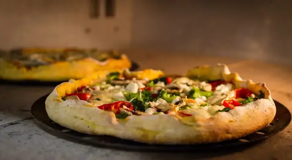 Na ile wstawić pizzę do piekarnika, aby uniknąć przypalenia?