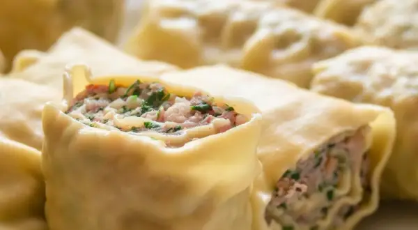 Zaguby podlaskie - pierogi z mięsem i ziołami, zbliżenie na farsz.