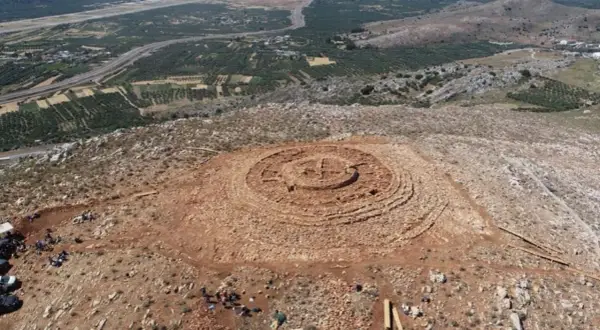 Ruines circulaires sur une colline rocheuse, rappelant un labyrinthe. Un site archéologique qui pourrait être le résumé du mythe du Minotaure.
