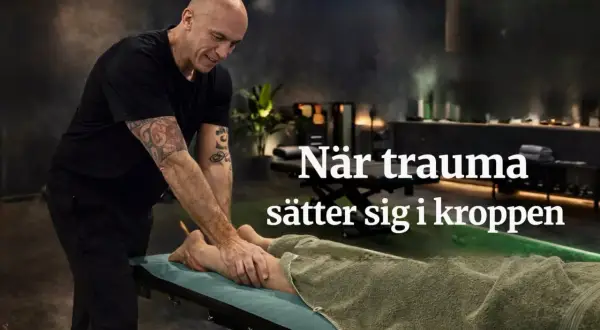 En man med tatueringar masserar en persons ben. Texten "När trauma sätter sig i kroppen" antyder en koppling till ptsd mening och kroppens reaktioner.