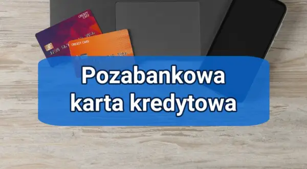 Karty kredytowe na tle laptopa i telefonu. Pozabankowa karta kredytowa to wygodne rozwiązanie finansowe.