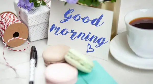 Miły dzień zaczyna się od kawy, makaroników i kartki z życzeniami "Good morning". Idealny wierszyk na miły dzień.