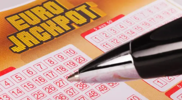 Kupon Eurojackpot z polami do zaznaczenia liczb i długopisem.