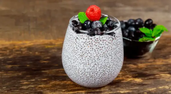 Pudding chia z jagodami i maliną. Nasiona chia – właściwości i przeciwwskazania.