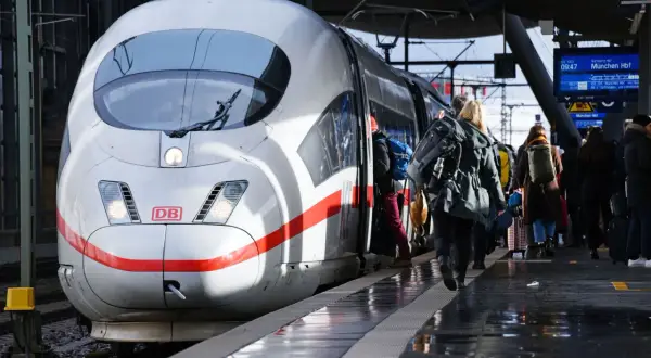 ICE nach Polen: Reisende steigen in den Zug. Ein ICE der Deutschen Bahn wartet auf dem Bahnsteig.
