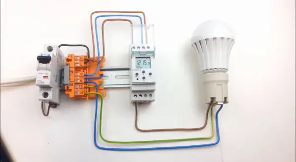 Programator czasowy DIN: Podłącz bezpiecznie i oszczędzaj energię.