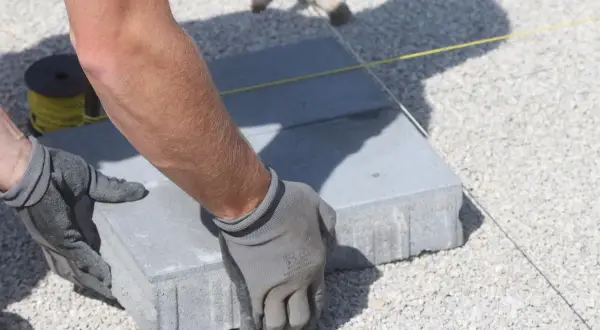 Jaki żwir pod kostkę? Wybierz najlepszy materiał na trwałą nawierzchnię