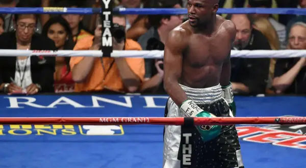 Floyd Mayweather Jr. in the ring, a testament to how long has Floyd Mayweather been boxing. His focused gaze hints at years of dedication.