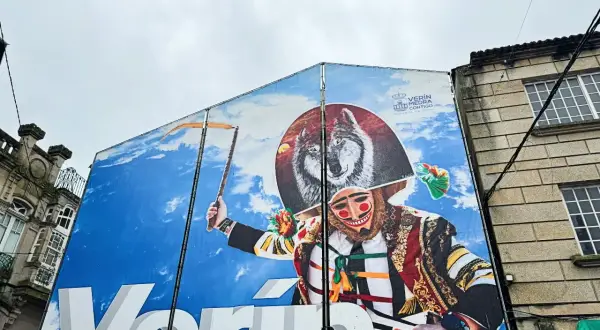 Mural en Verín con un lobo y un personaje de carnaval. ¡Descubre qué ver en Verín y su cultura!