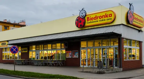 Sklep Biedronka z charakterystycznym logo. Dowiedz się, jak zarejestrować kartę Moja Biedronka, by korzystać z promocji.