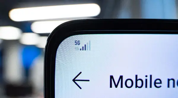 Le symbole 5G sur l'écran du téléphone indique comment savoir si on est en 4G ou 5G.