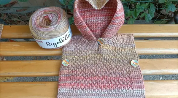 Uncinetto magico per un poncho colorato, con gomitolo Rigoletto e bottoni decorativi.
