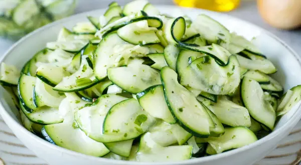 Frischer Zucchini Salat mit Kräutern, leicht und lecker.