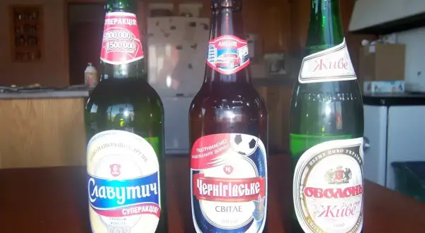 Trzy butelki ukraińskiego piwa: Slavutych, Chernihivske i Obolon.