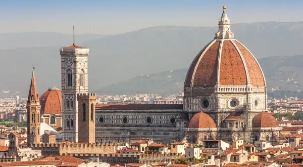 La cupola di Santa Maria del Fiore domina Firenze, con il Campanile di Giotto e il Battistero. Un riassunto visivo dell'iconica skyline.