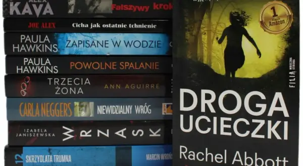 Stos książek kryminałów, w tym "Wrzaśk" Izabeli Janiszewskiej, obok "Drogi ucieczki" Rachel Abbott.