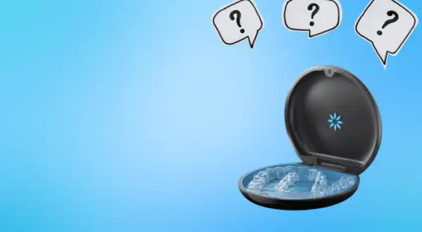 Pytania o invisalign cena? Przezroczyste nakładki w etui, gotowe do prostowania zębów.
