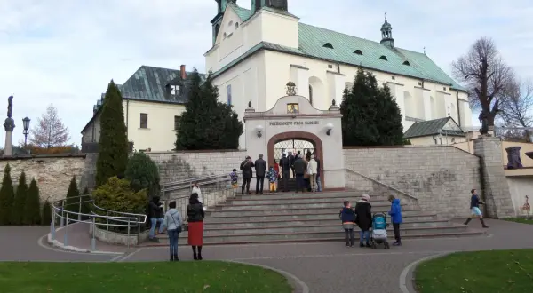 Ludzie wchodzą do sanktuarium Matki Boskiej Leśniowskiej.