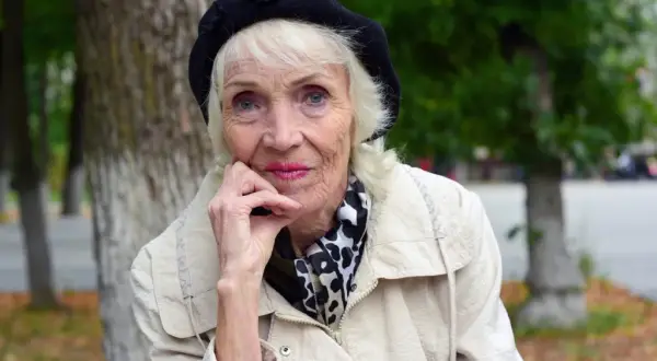 Wygodne czapki dla seniorów: stylowe nakrycia głowy, które pokochasz