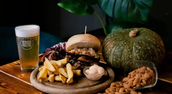 Hamburger, patatine, birra artigianale e zucca: un perfetto abbinamento cibo birra per un pasto autunnale.