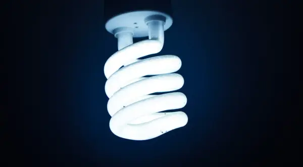 Świecąca żarówka energooszczędna. Jej białe światło zapewnia dobry wskaźnik oddawania barw, idealny do każdego wnętrza.