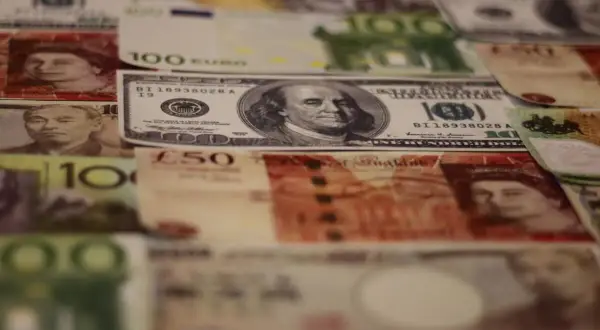 Różne waluty świata, w tym dolary i euro. Choć Irlandia używa euro, na zdjęciu widać też inne waluty.