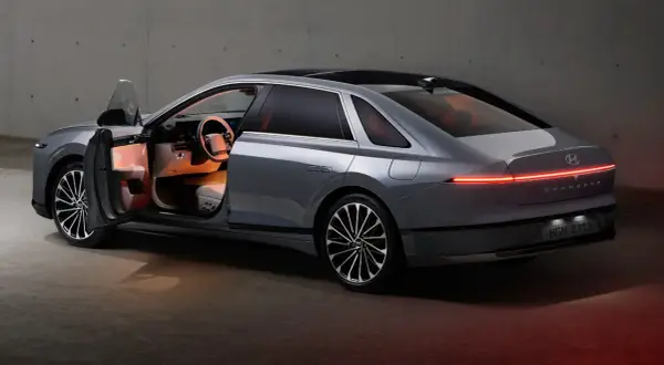 Elegancki Hyundai Grandeur z otwartymi drzwiami, ukazujący luksusowe wnętrze i nowoczesne tylne światła.