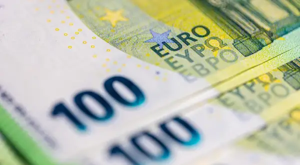 Sto euro na stosie. Czy to najniższa krajowa w Niemczech?