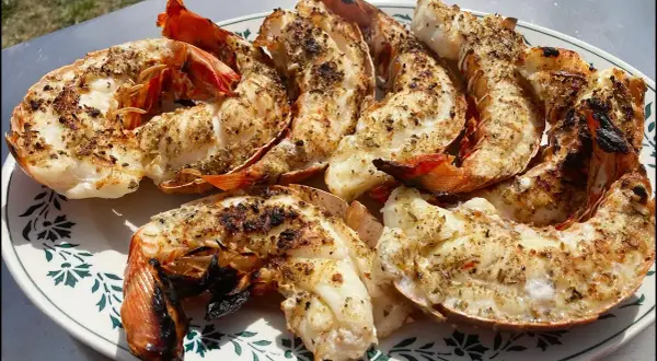 Queues de langouste grillées : le secret d'une chair tendre et juteuse.
