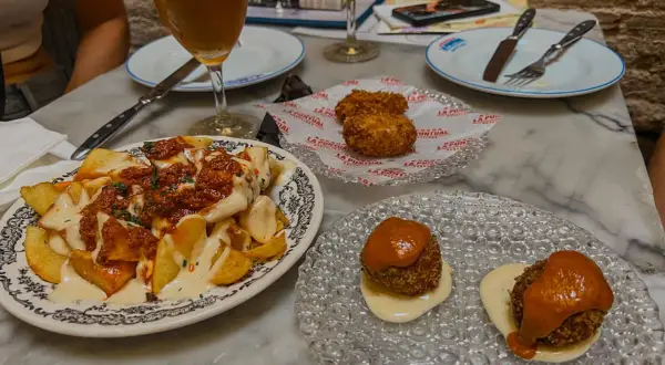 Gdzie zjeść w Barcelonie? Odkryj najlepsze restauracje i smaki