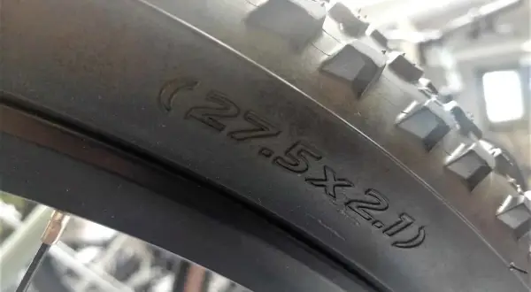 Opona rowerowa 27.5x2.1. Dowiedz się, jak dobrać dętkę do opony, by uniknąć problemów.