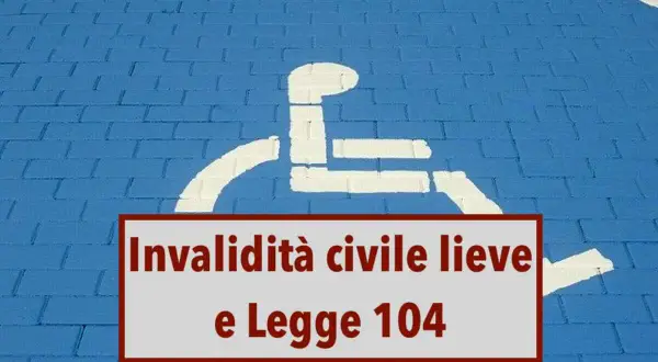 Segnale di parcheggio disabili su sfondo blu. Testo: "Invalidità civile lieve e Legge 104". Utile per capire invalidità 33 per cento esempi.