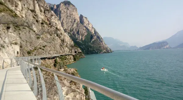 La ciclovia del Garda, un percorso mozzafiato a picco sul lago, tra gallerie e panorami alpini.