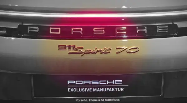 Tylna część samochodu Porsche z napisem "911 Spirit 70" i logo "Exclusive Manufaktur".