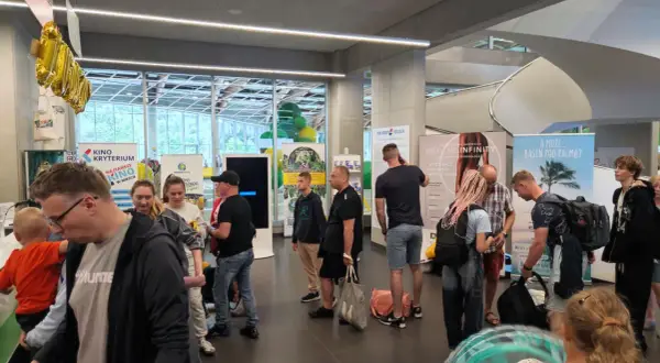 Koszalin atrakcje dla młodzieży: stoiska z informacjami o kinie, parku wodnym i zabiegach kosmetycznych.